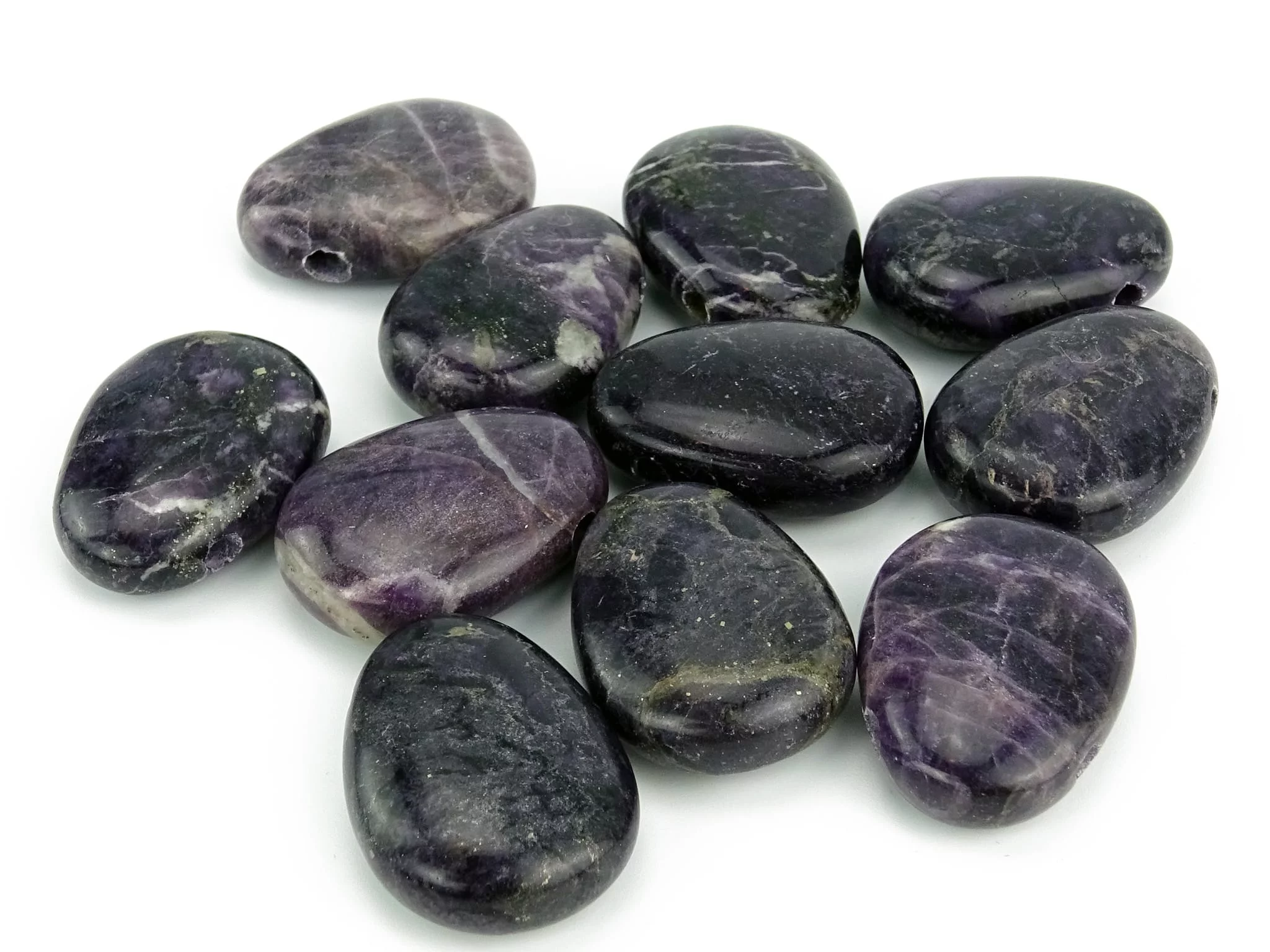 Purple Heart Edelstein Anhänger mit verschiedenen dunkelvioletten, gebohrten Natursteinen im Detail