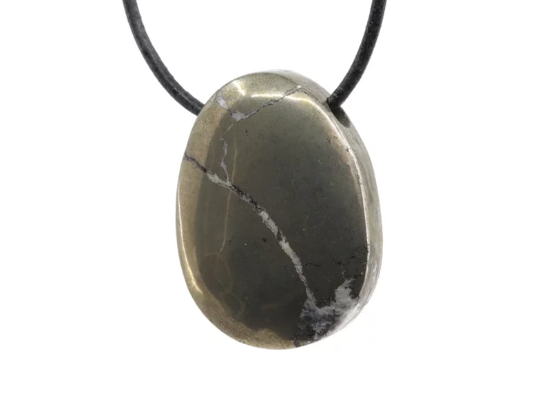 Pendentif en pierre précieuse pyrite avec collier noir, vue de face rapprochée sur fond blanc