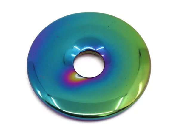 Rainbow Hämatit Donut in Nahansicht mit glänzender blau-grüner Oberfläche und zentraler Öffnung