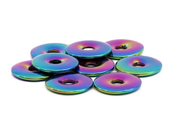 Rainbow Hämatit Donuts mit irisierender Oberfläche in flacher Seitenansicht auf weissem Hintergrund