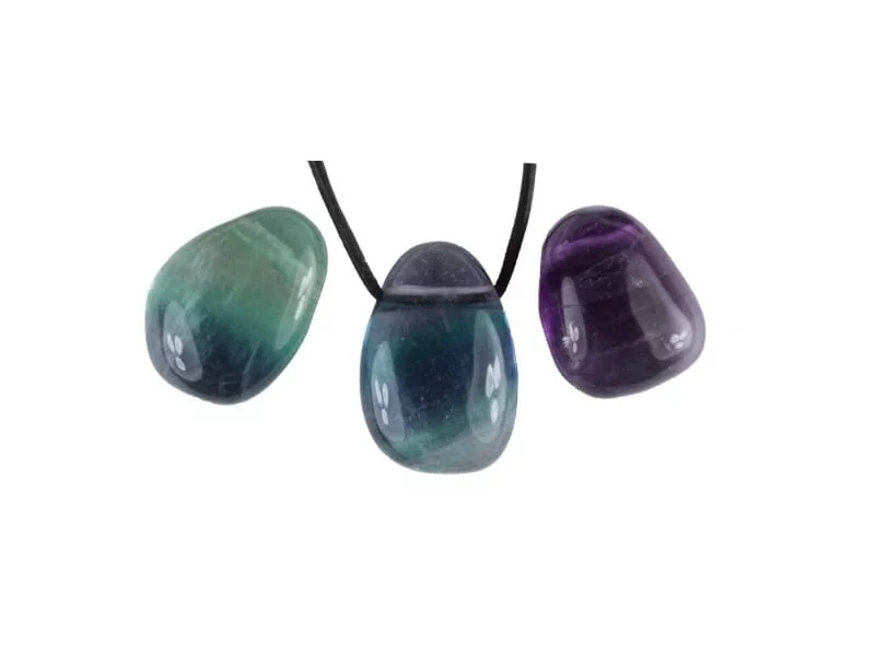 Regenbogen-Fluorit-Anhänger mit grün-violettem Lochstein und schwarzem Halsband auf weissem Grund