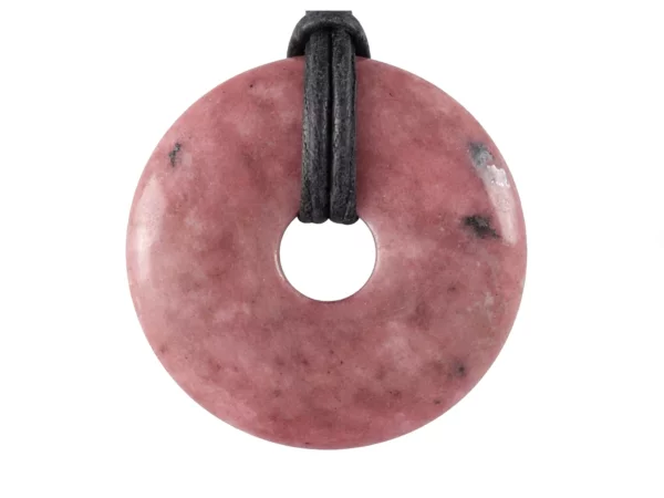 Rhodonit Donut Anhänger in Rosé mit dunklen Einschlüssen und schwarzem Lederband vor weissem Hintergrund