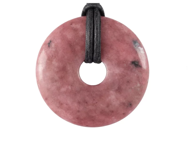 Rhodonit Donut Anhänger in Rosé mit dunklen Einschlüssen und schwarzem Lederband vor weissem Hintergrund