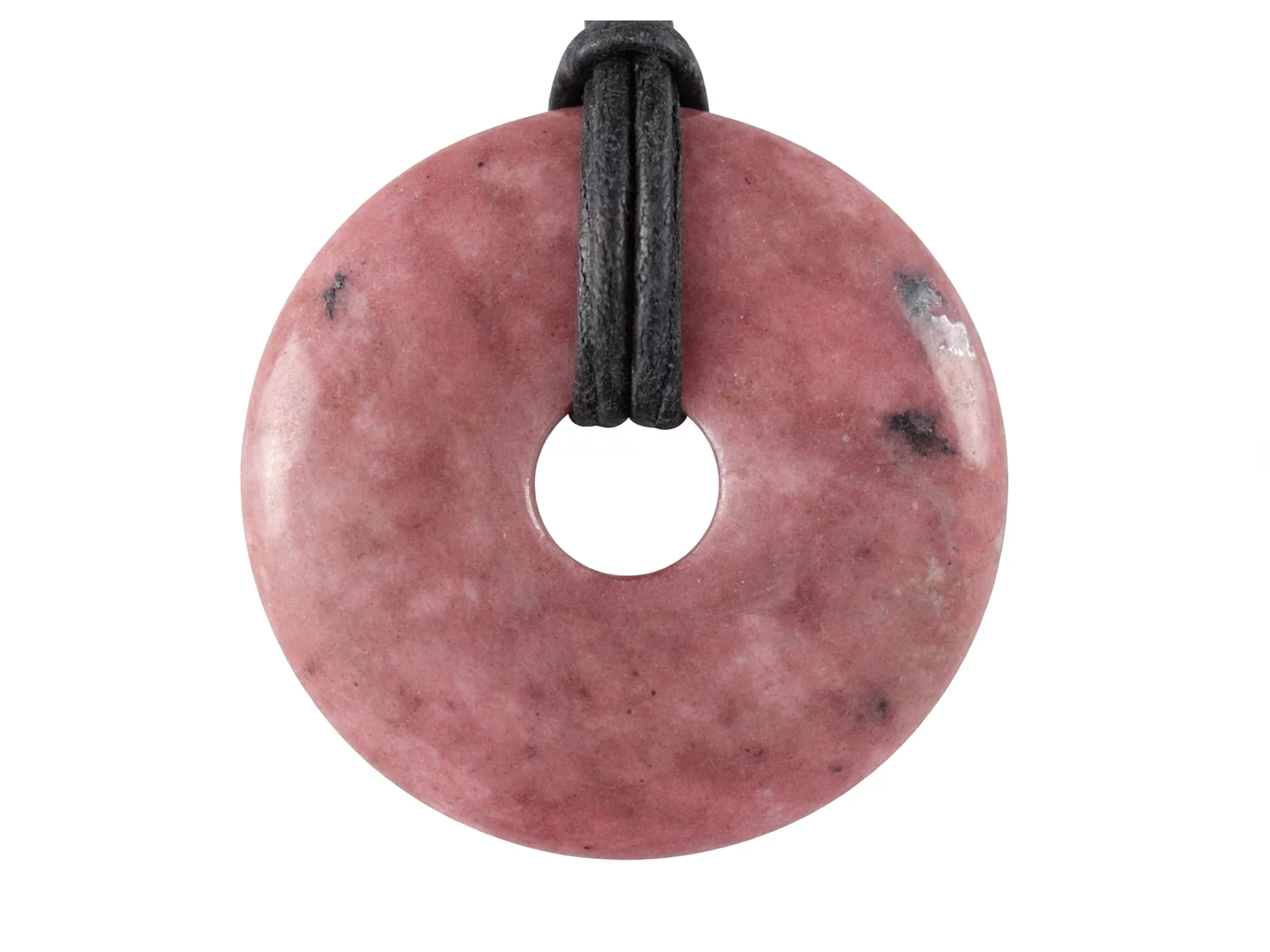 Rhodonit Donut Anhänger in Rosé mit dunklen Einschlüssen und schwarzem Lederband vor weissem Hintergrund