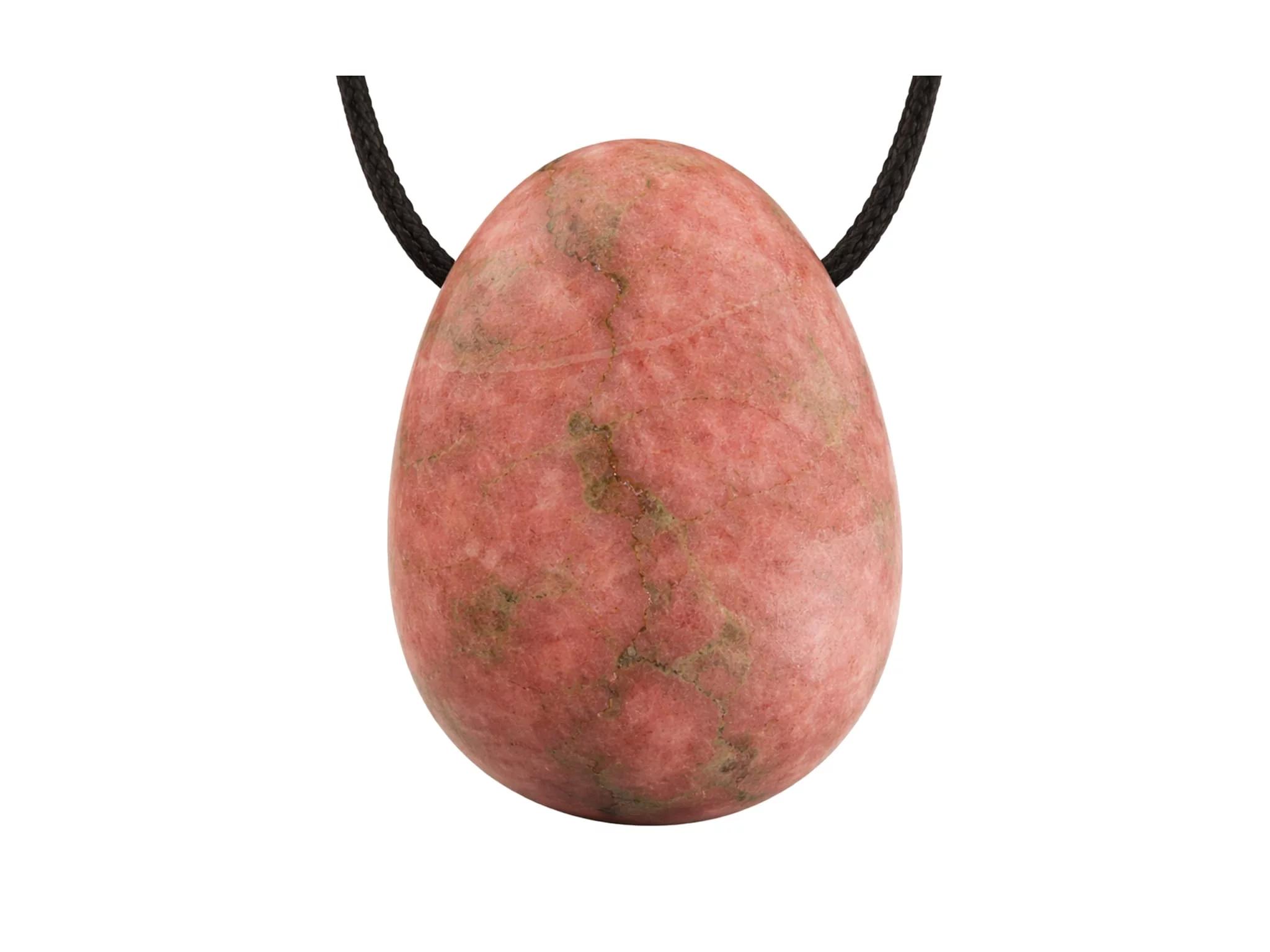 Ciondolo in rodonite con foro in rosa con venature naturali scure su laccio nero davanti a sfondo bianco