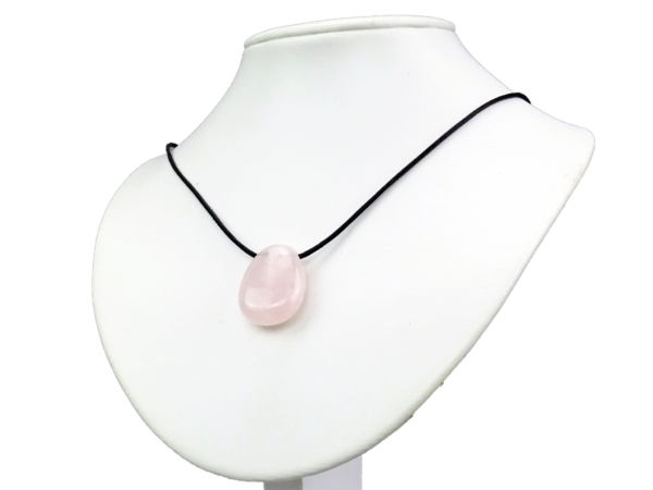 Pendentif en pierre précieuse quartz rose avec collier en vue bijou supplémentaire