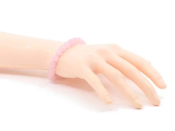 Rosenquarz Edelsteinarmband als Trageansicht mit rosa Kugeln am Handgelenk