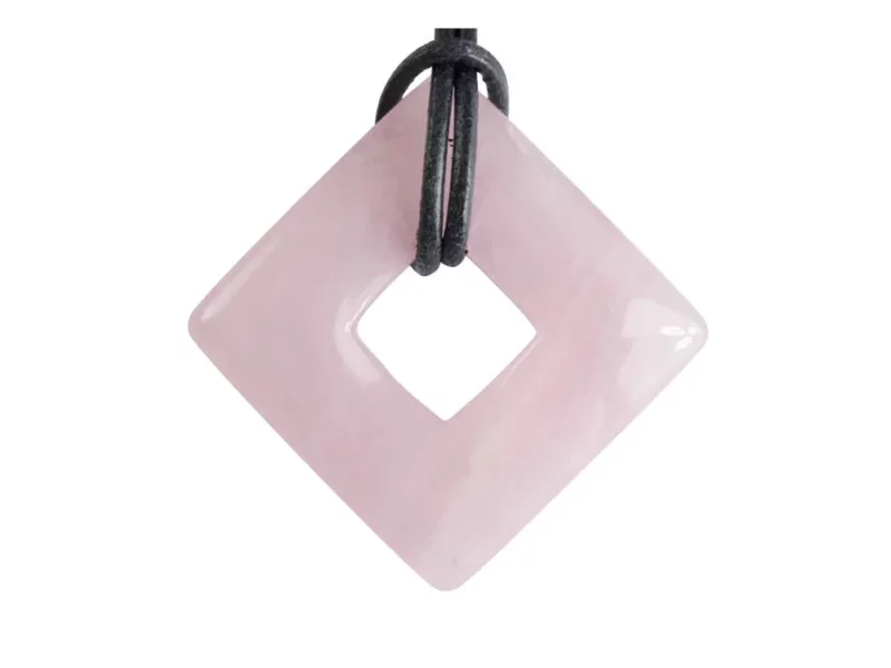 Pendentif quartz rose Square Donut en rose tendre avec cordon en cuir noir sur fond blanc