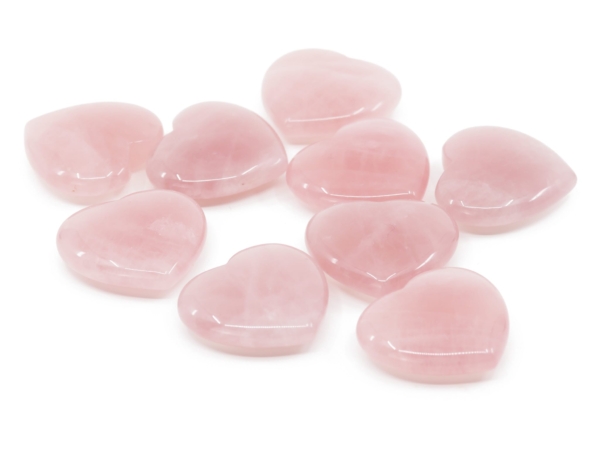 Cuori in quarzo rosa da tasca come selezione di diverse pietre rosa lucidate