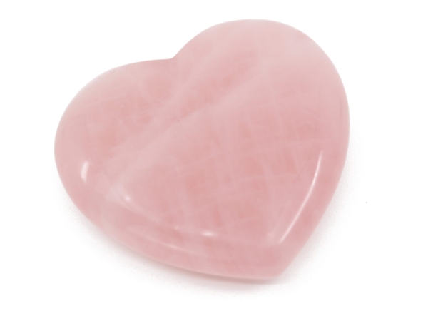 Pietra da tasca in quarzo rosa a forma di cuore come vista ravvicinata della superficie lucida rosa tenue