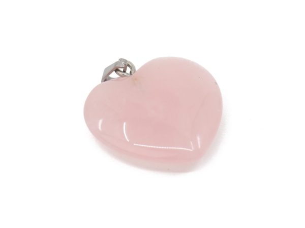 Pendentif cœur en quartz rose, vue de côté, avec surface rose polie et bélière en métal
