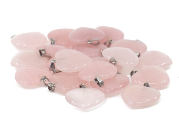 Pendentif cœur en quartz rose, sélection de plusieurs pierres roses avec bélières en métal