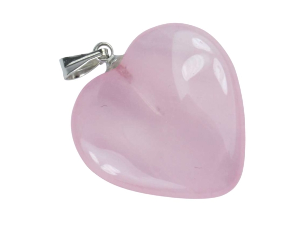 Pendentif cœur en quartz rose en gros plan, avec surface brillante et bélière en métal