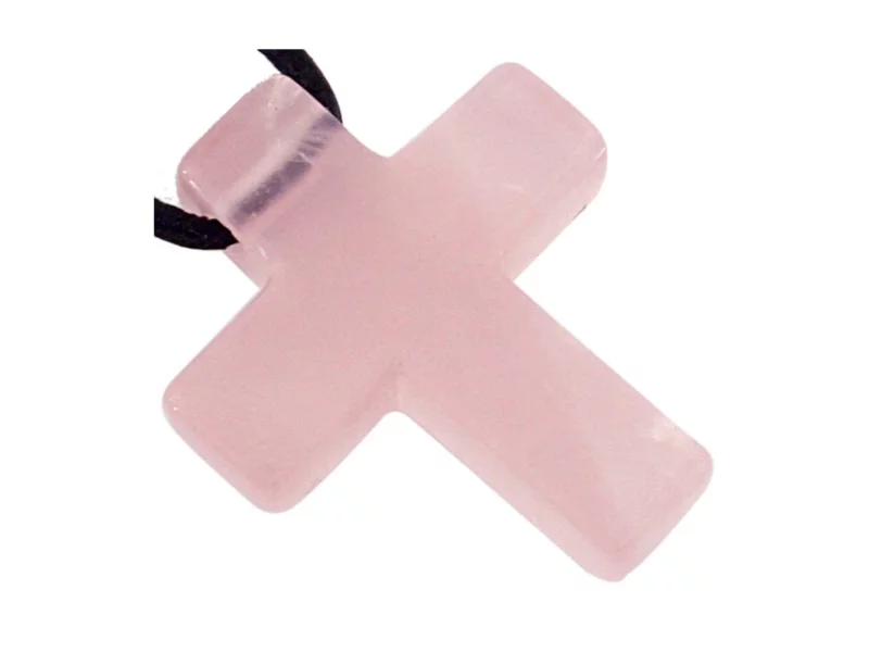 Rosenquarz Kreuz Anhänger in zartem Rosa mit schwarzem Halsband vor weissem Hintergrund