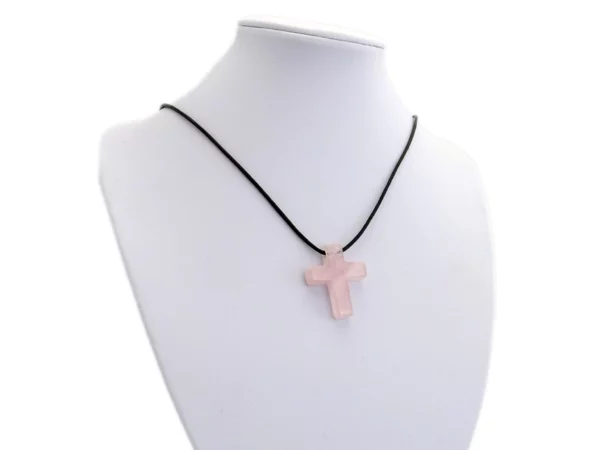 Rosenquarz Kreuz Anhänger an schwarzer Halskette auf weisser Schmuckbüste getragen