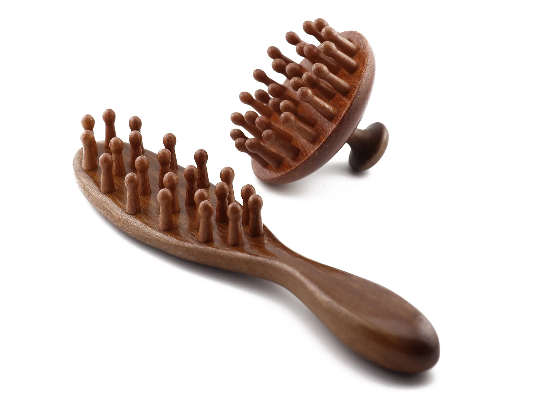 Sandelholz Haarpflege Set mit Kamm und Massagepad in schräger Produktansicht