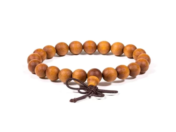 Sandelholz Mala Armband mit runden braunen Holzperlen und Kordel auf weissem Hintergrund
