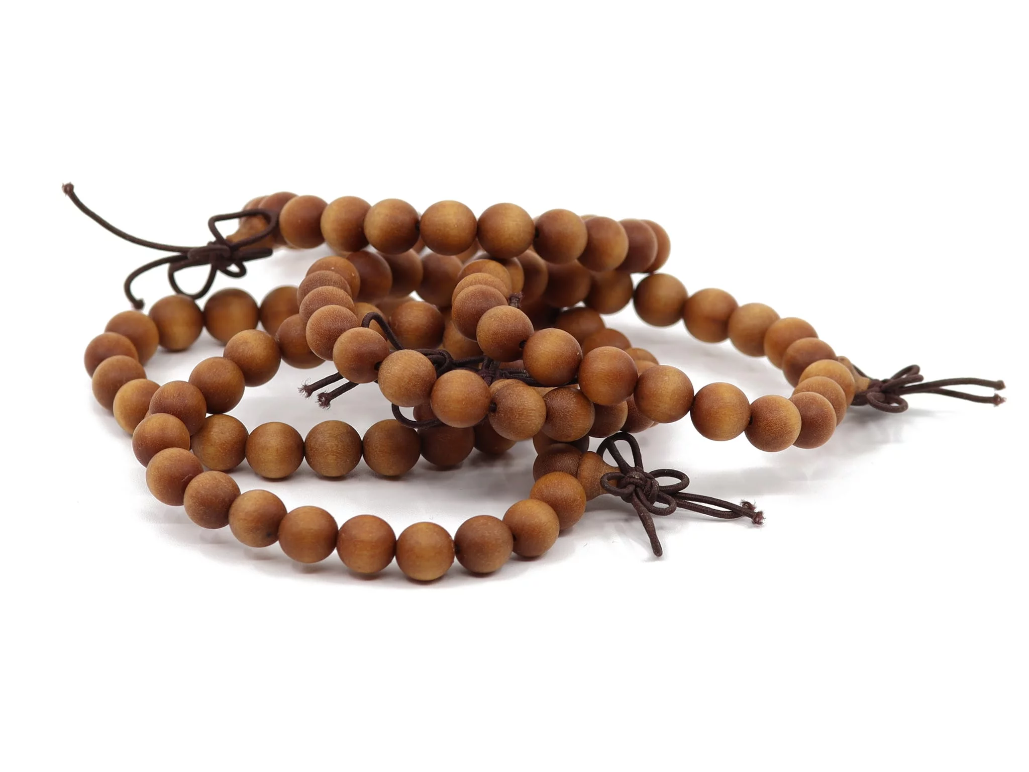 Sandelholz Mala Armbänder mit runden Holzperlen und geknüpften Kordelenden im Detail