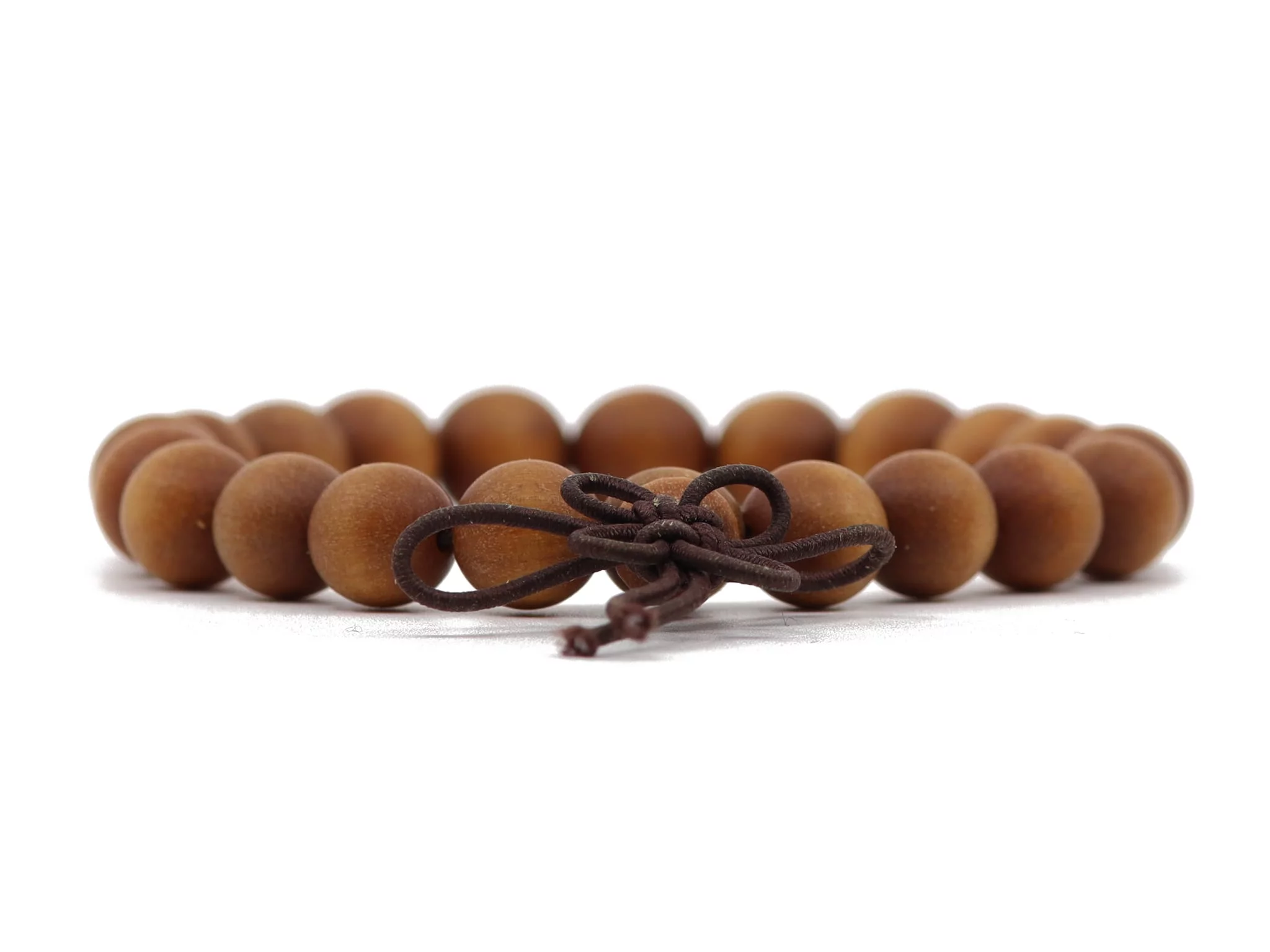 Sandelholz Mala Armband mit braunen Holzperlen und Kordelknoten in Nahansicht