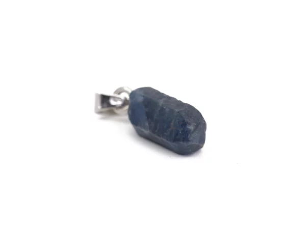 Saphir Naturkristall Anhänger als seitliche Nahaufnahme der roh belassenen Oberfläche