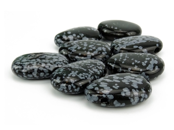 Pierres percées en obsidienne flocon de neige avec surface noire polie et inclusions claires