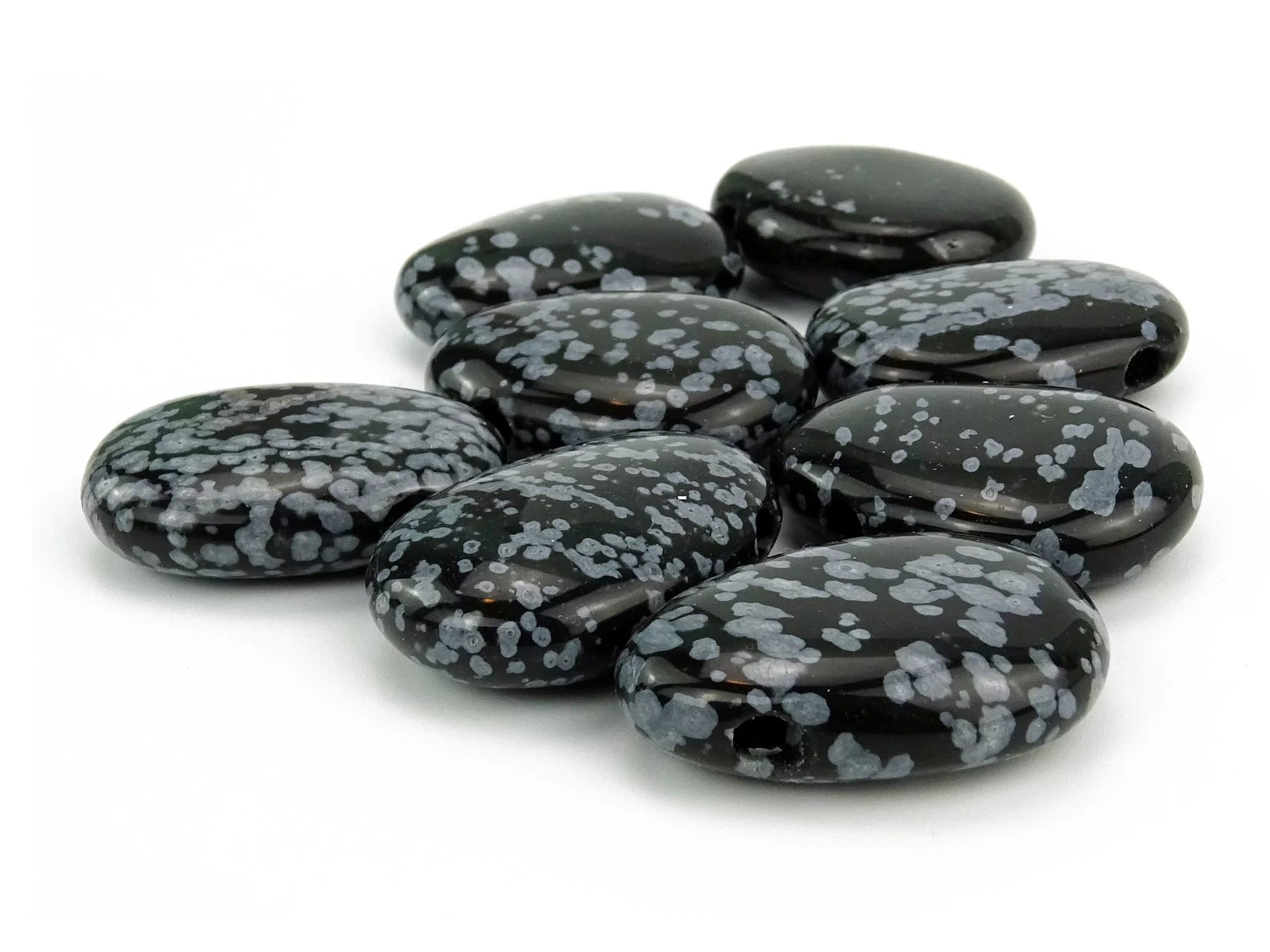 Schneeflockenobsidian Lochsteine mit polierter schwarzer Oberfläche und hellen Einschlüssen