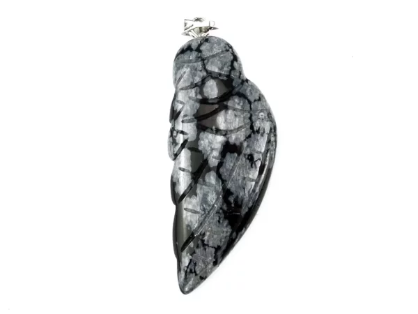 Pendentif aile d’ange en obsidienne flocon de neige avec motif gris et bélière argentée sur fond blanc