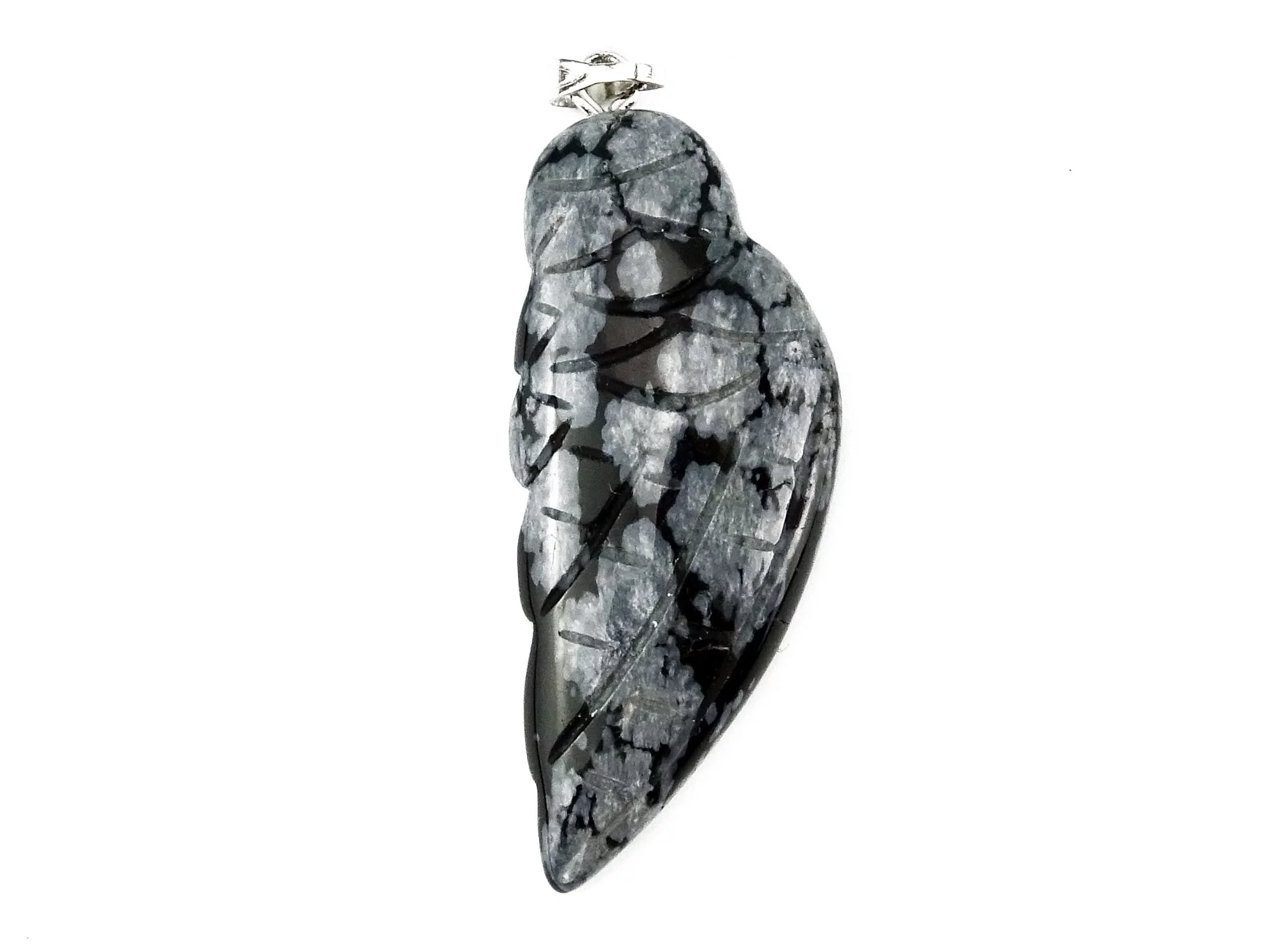 Pendentif aile d’ange en obsidienne flocon de neige avec motif gris et bélière argentée sur fond blanc