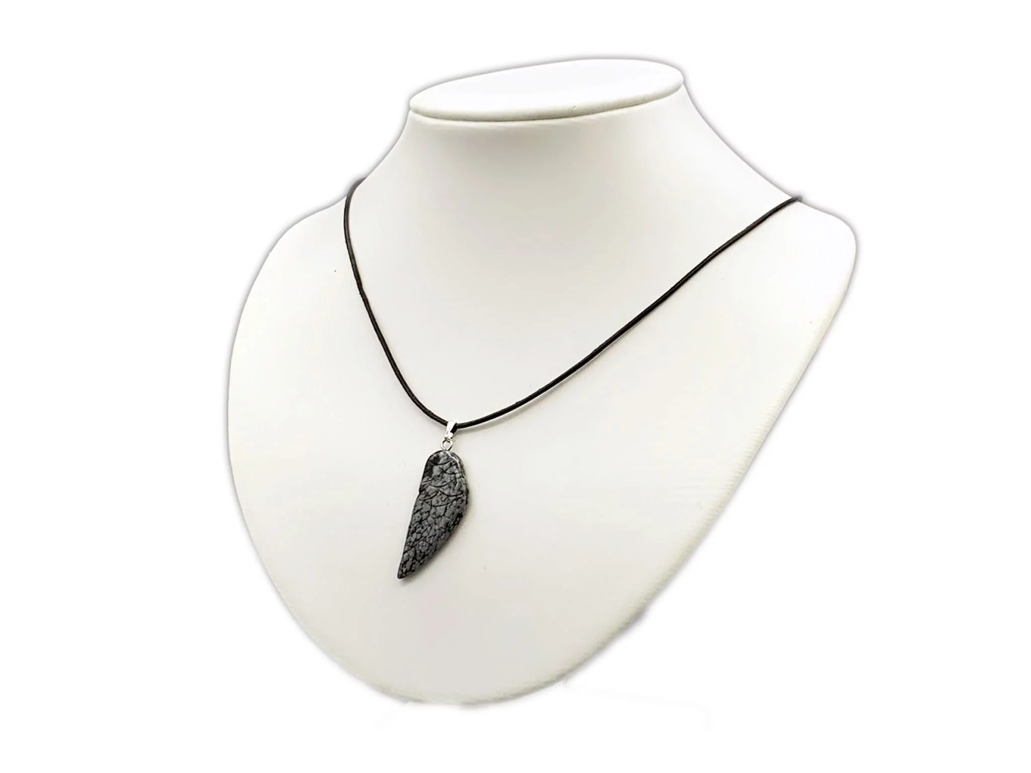 Pendentif aile d’ange en obsidienne flocon de neige sur collier noir, sur buste de bijouterie blanc