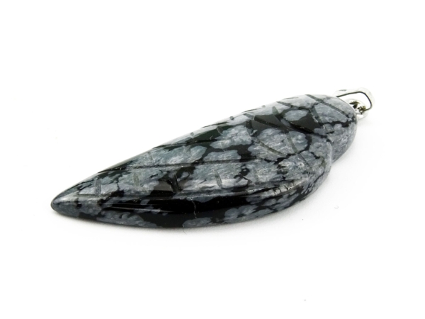 Pendentif aile d’ange en obsidienne flocon de neige, vue détaillée à plat avec surface polie