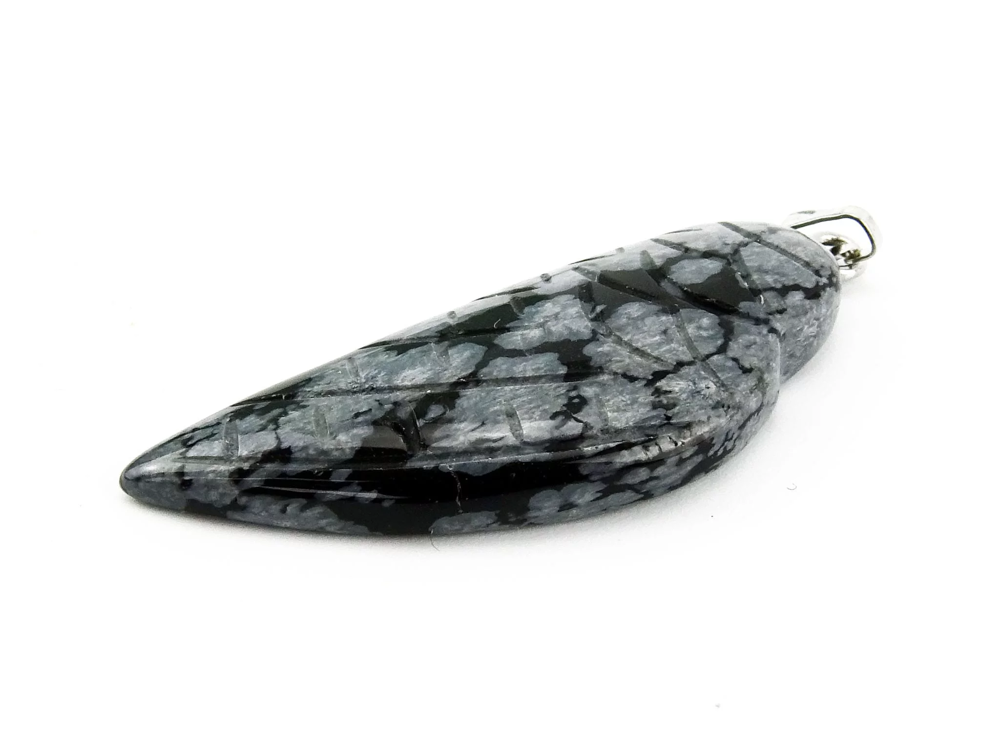 Pendentif aile d’ange en obsidienne flocon de neige, vue détaillée à plat avec surface polie