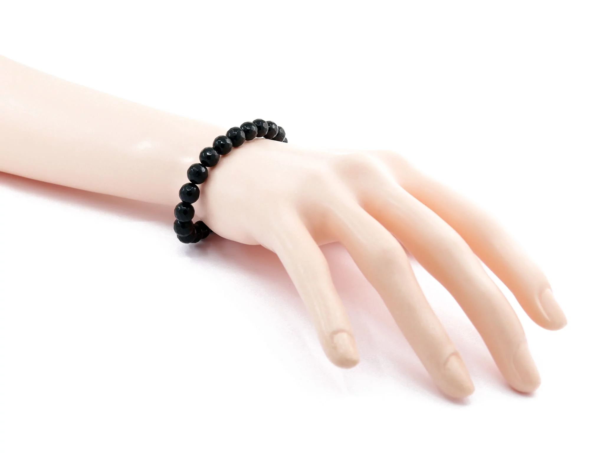 Bracelet tourmaline schorl avec perles noires facettées porté sur une main