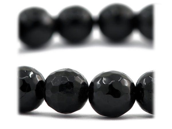 Bracelet tourmaline schorl en gros plan des perles noires facettées brillantes