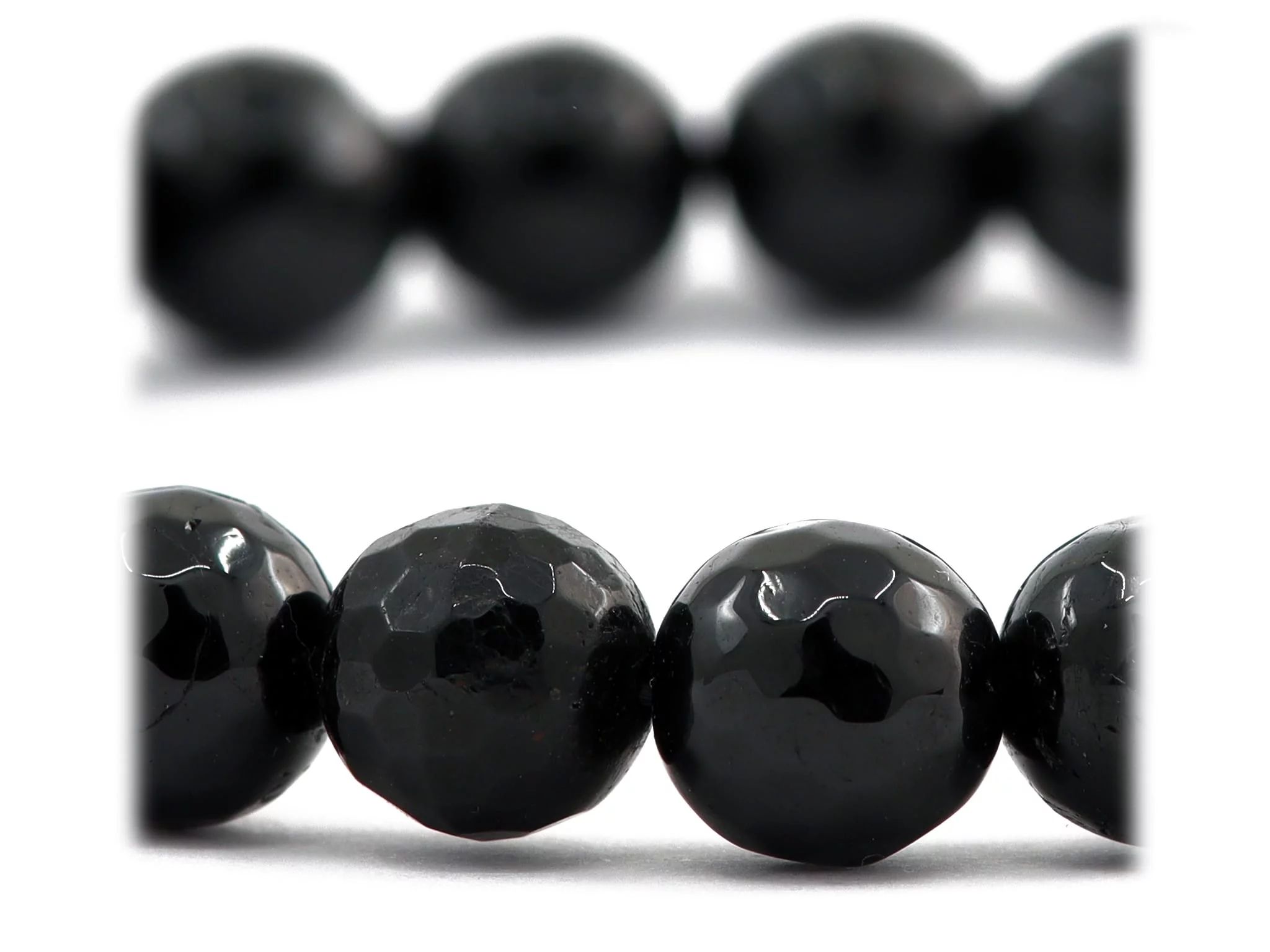 Bracelet tourmaline schorl en gros plan des perles noires facettées brillantes