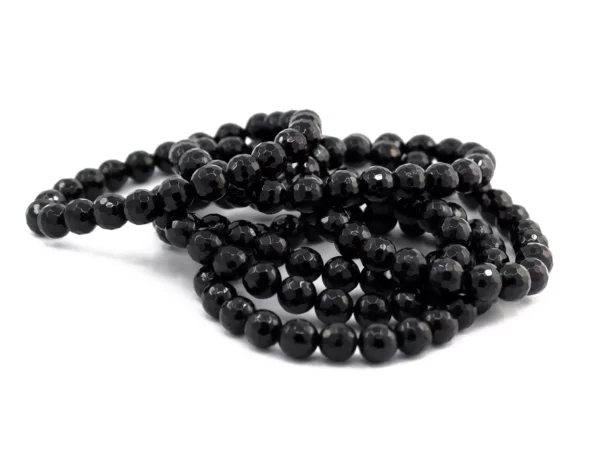 Schörl Turmalin Armband mit mehreren schwarzen facettierten Kugelarmbändern auf weissem Grund