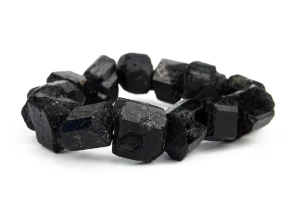 Bracciale in tormalina sciorlo con pietre naturali nere grezze in vista frontale ravvicinata su sfondo bianco