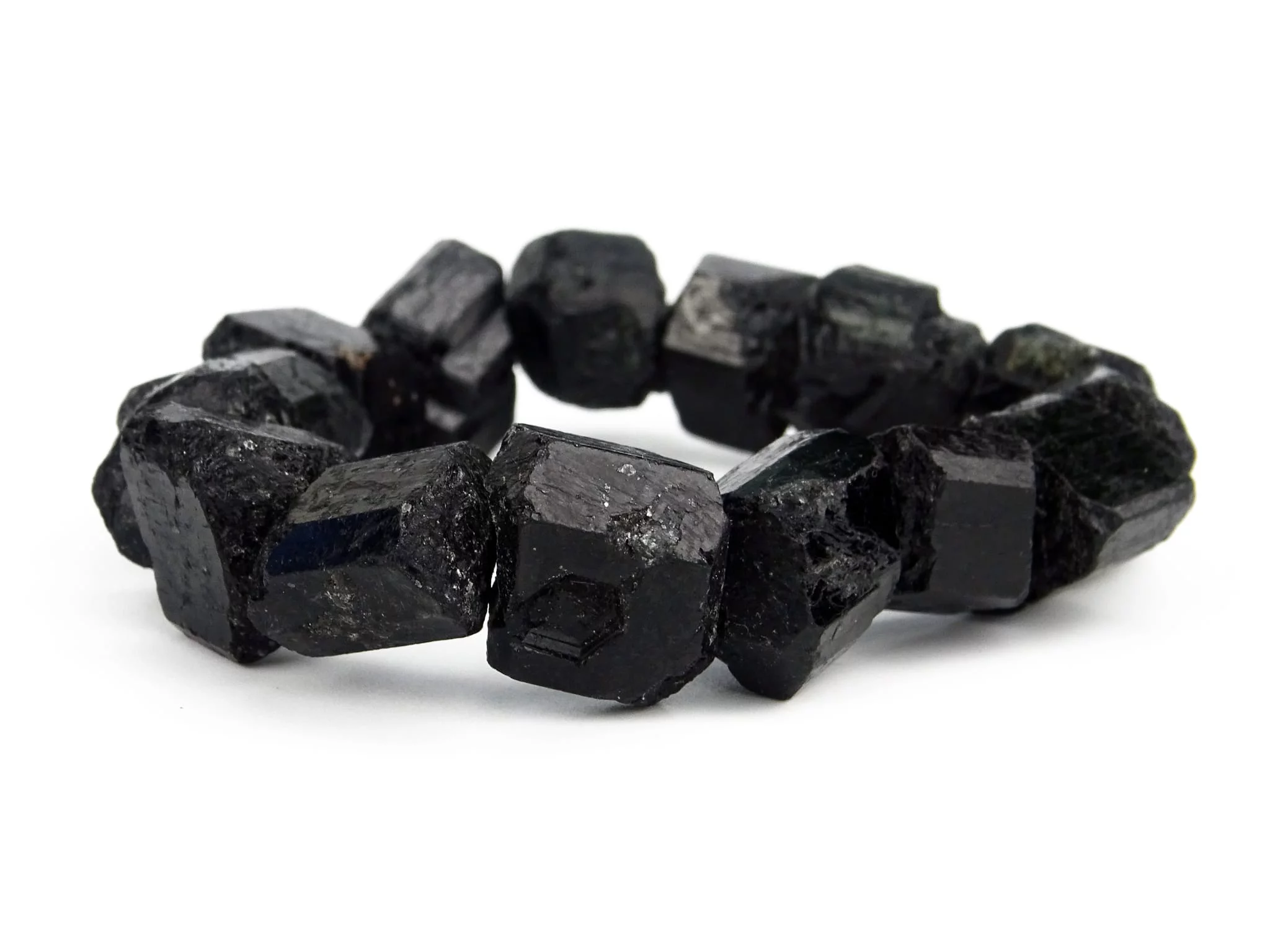 Bracciale in tormalina sciorlo con pietre naturali nere grezze in vista frontale ravvicinata su sfondo bianco