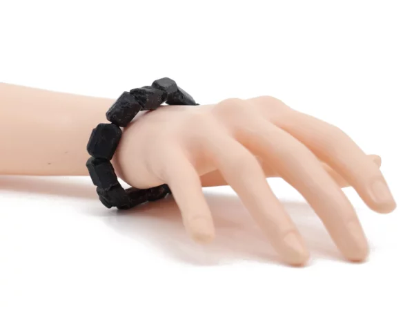 Schörl Turmalin Armband als Trageansicht am Handgelenk mit markanten schwarzen Rohsteinen