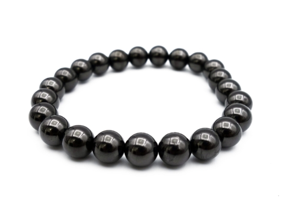 Bracciale di Shungite con sfere nere lucide da 8 mm in vista laterale leggermente rialzata