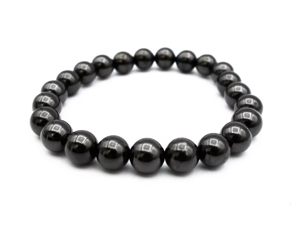 Schungit Armband mit glänzenden schwarzen 8-mm-Kugeln in leicht erhöhter Seitenansicht