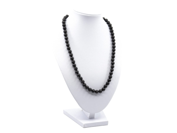 Collier en shungite avec boules noires, vue d’ensemble sur buste de présentation blanc