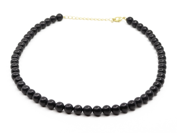 Collier en shungite, vue de dessus ovale avec boules noires brillantes et rallonge dorée