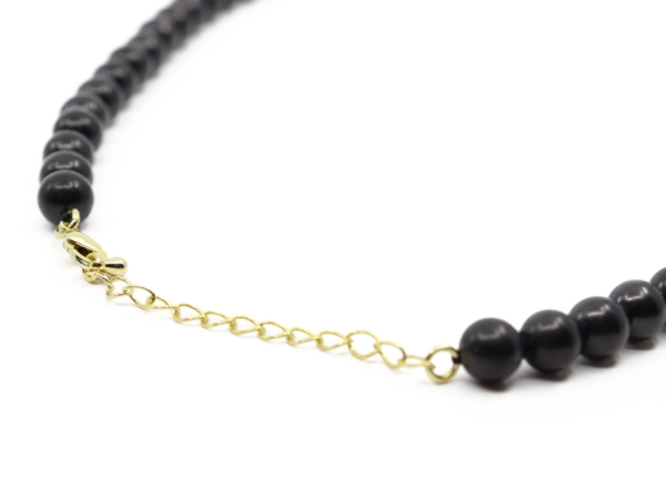 Collier en shungite, gros plan sur le mousqueton doré à l’or fin et la chaînette d’extension