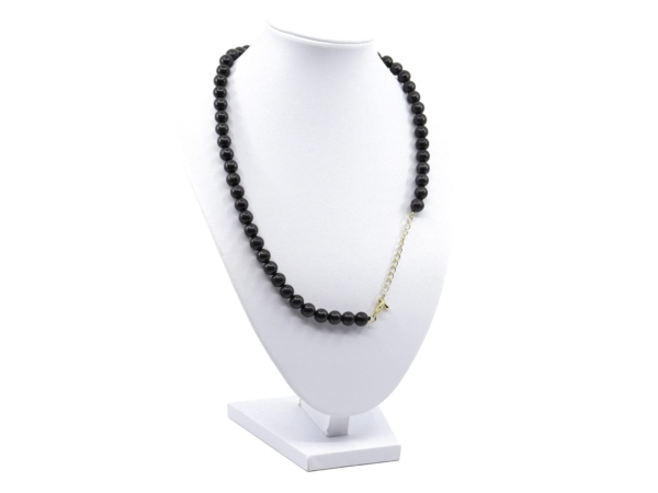 Collier en shungite sur buste blanc avec chaînette d’extension visible