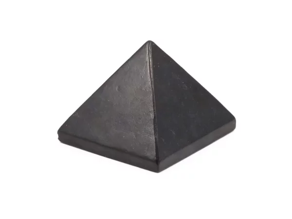 Schungit Pyramide in schwarzer Natursteinoptik mit vier Seiten auf weissem Hintergrund