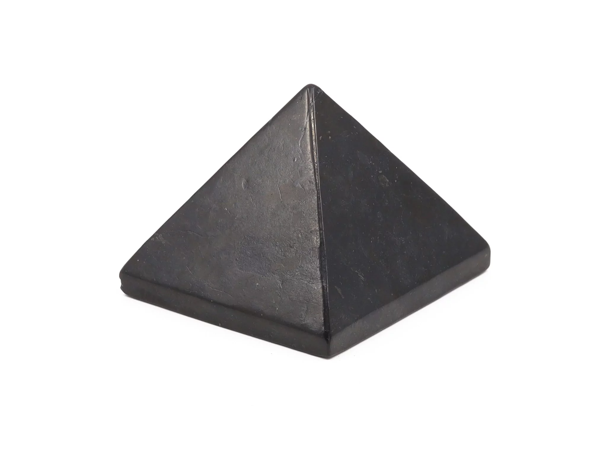 Schungit Pyramide in schwarzer Natursteinoptik mit vier Seiten auf weissem Hintergrund