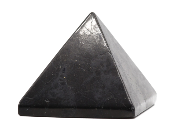 Pyramide en shungite avec surface noire brillante vue de profil rapprochée