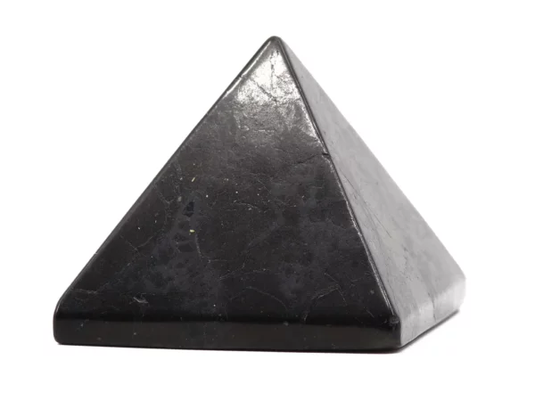 Schungit Pyramide mit glänzender schwarzer Oberfläche aus seitlicher Nahansicht