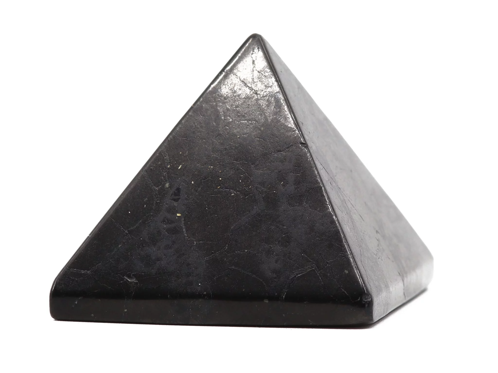 Schungit Pyramide mit glänzender schwarzer Oberfläche aus seitlicher Nahansicht