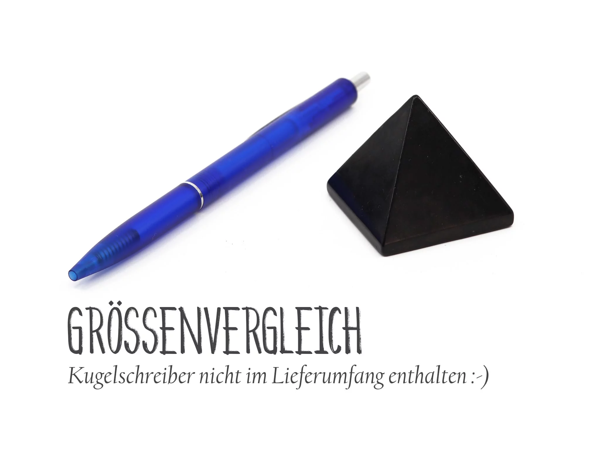 Schungit Pyramide neben blauem Kugelschreiber als Grössenvergleich auf weissem Grund